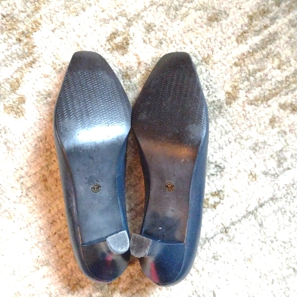 East 5th Navy Blue heels, size 7 - Picture 3 of 7
